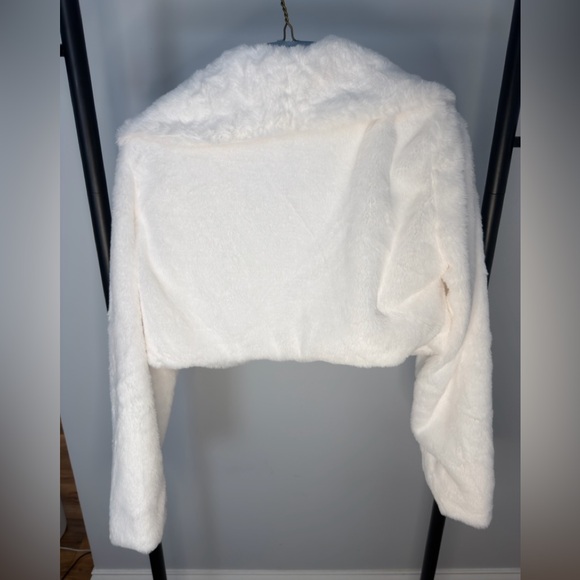 Elegant White Faux Fur Jacket NWOT - Picture 3 of 3